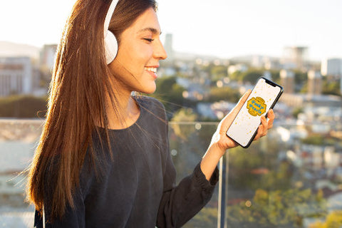 Une fille qui écoute la webradio Funky Pearls